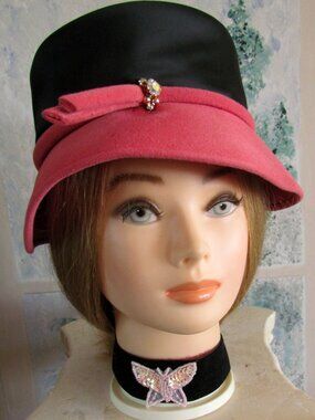 VINTAGE 1920s-1930s BUCKET CLOCHE HAT w JEWEL, BLACK BAND on PINK, 20s FLAPPER